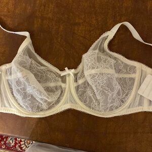 Gorgeous Wacoal Bra. Ivory color. Worn a few times. Did not fit. 40D